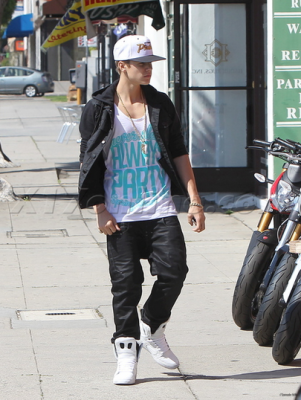 18.04 | Justin Bieber saindo de uma concessionária de motocicletas em West Hollywood, Califórnia