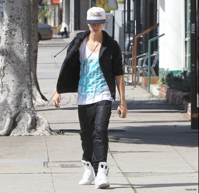 18.04 | Justin Bieber saindo de uma concessionária de motocicletas em West Hollywood, Califórnia