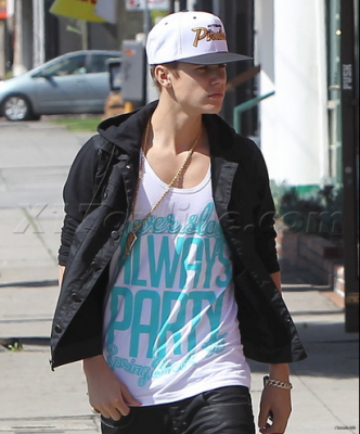 18.04 | Justin Bieber saindo de uma concessionária de motocicletas em West Hollywood, Califórnia
