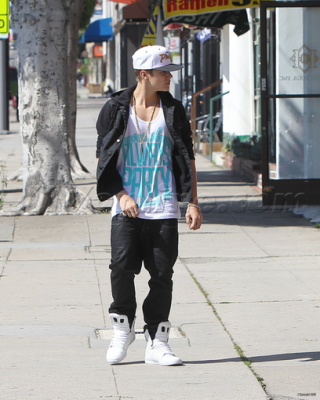 18.04 | Justin Bieber saindo de uma concessionária de motocicletas em West Hollywood, Califórnia