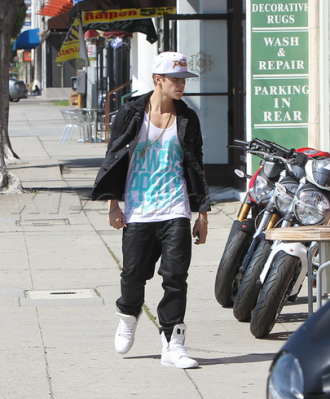 18.04 | Justin Bieber saindo de uma concessionária de motocicletas em West Hollywood, Califórnia