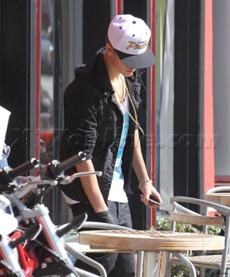18.04 | Justin Bieber saindo de uma concessionária de motocicletas em West Hollywood, Califórnia