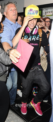 23.04 | Justin Bieber chegando no aeroporto em London