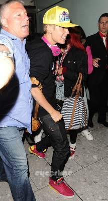 23.04 | Justin Bieber chegando no aeroporto em London