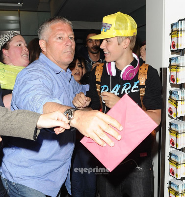 23.04 | Justin Bieber chegando no aeroporto em London
