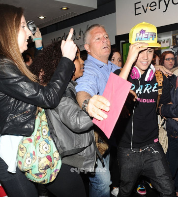 23.04 | Justin Bieber chegando no aeroporto em London