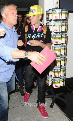 23.04 | Justin Bieber chegando no aeroporto em London