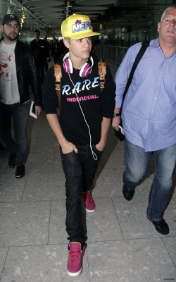 23.04 | Justin Bieber chegando no aeroporto em London