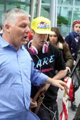 23.04 | Justin Bieber chegando no aeroporto em London
