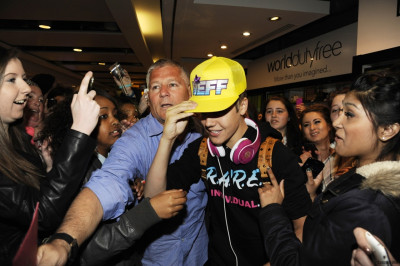 23.04 | Justin Bieber chegando no aeroporto em London