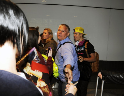 23.04 | Justin Bieber chegando no aeroporto em London
