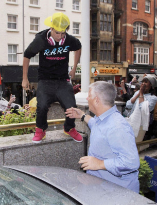 23.04 | Justin Bieber chegando no aeroporto em London