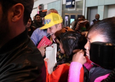23.04 | Justin Bieber chegando no aeroporto em London