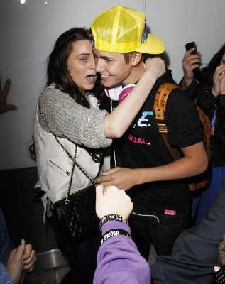 23.04 | Justin Bieber chegando no aeroporto em London