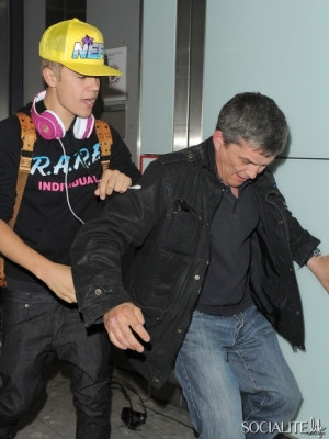 23.04 | Justin Bieber chegando no aeroporto em London