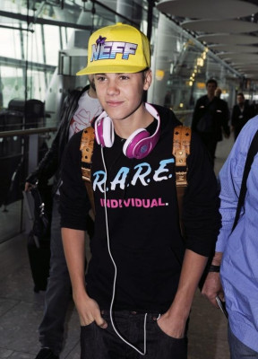 23.04 | Justin Bieber chegando no aeroporto em London