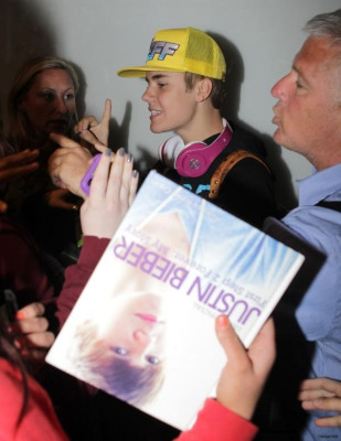 23.04 | Justin Bieber chegando no aeroporto em London