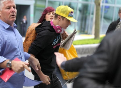 23.04 | Justin Bieber chegando no aeroporto em London