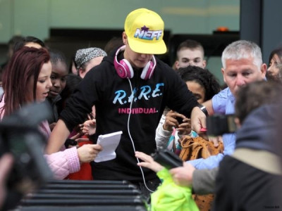 23.04 | Justin Bieber chegando no aeroporto em London