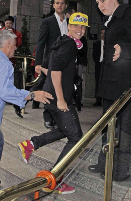 23.04 | Justin Bieber chegando no aeroporto em London