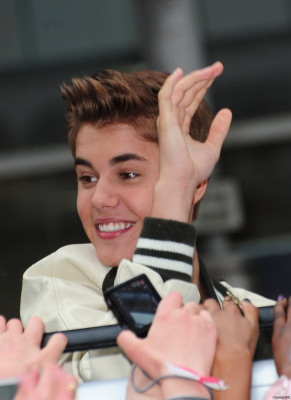 23.04 | Justin Bieber cumprimentando seus fãs e a caminho dos estudios da MTV