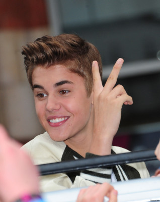 23.04 | Justin Bieber cumprimentando seus fãs e a caminho dos estudios da MTV