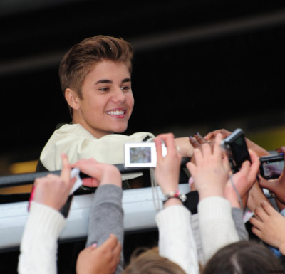 23.04 | Justin Bieber cumprimentando seus fãs e a caminho dos estudios da MTV