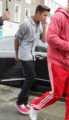 25.04 | Justin Bieber indo para ao estúdio em Londres