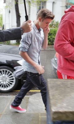 25.04 | Justin Bieber indo para ao estúdio em Londres