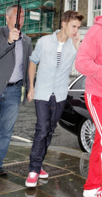 25.04 | Justin Bieber indo para ao estúdio em Londres
