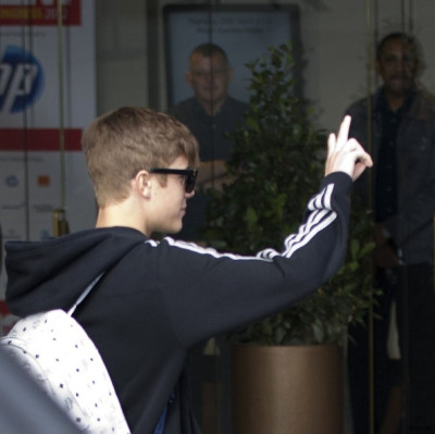 Justin Bieber deixando seu hotel em Londres