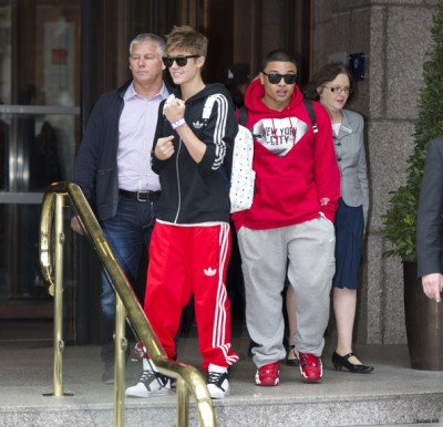 Justin Bieber deixando seu hotel em Londres