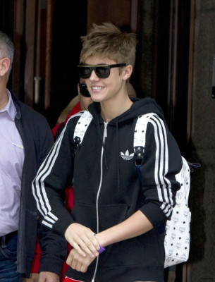 Justin Bieber deixando seu hotel em Londres