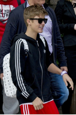 Justin Bieber deixando seu hotel em Londres