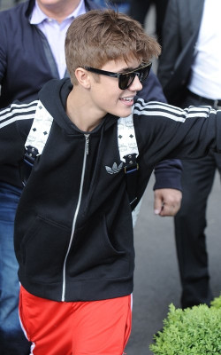 Justin Bieber deixando seu hotel em Londres