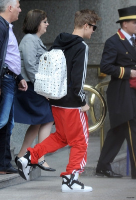 Justin Bieber deixando seu hotel em Londres