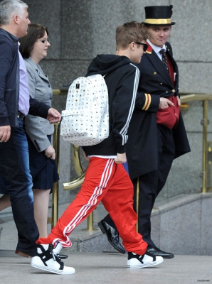 Justin Bieber deixando seu hotel em Londres