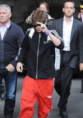 Justin Bieber deixando seu hotel em Londres
