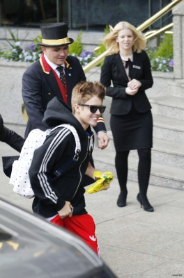 Justin Bieber deixando seu hotel em Londres