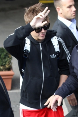 Justin Bieber deixando seu hotel em Londres