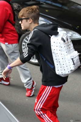 Justin Bieber deixando seu hotel em Londres