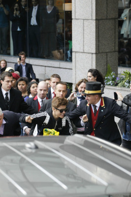 Justin Bieber deixando seu hotel em Londres