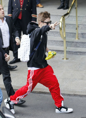 Justin Bieber deixando seu hotel em Londres