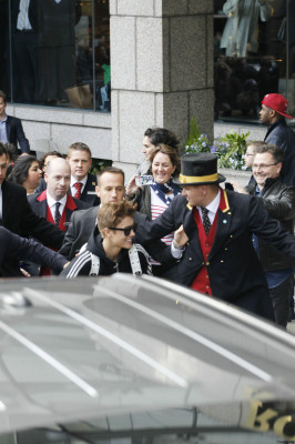 Justin Bieber deixando seu hotel em Londres
