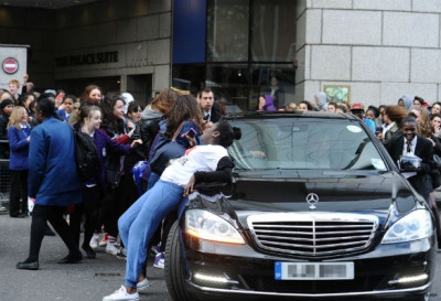 Justin Bieber deixando seu hotel em Londres