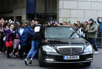 Justin Bieber deixando seu hotel em Londres