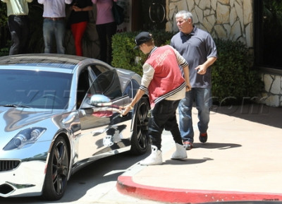 17.05 | Justin Bieber passeando em Los Angeles