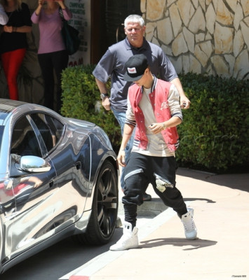 17.05 | Justin Bieber passeando em Los Angeles