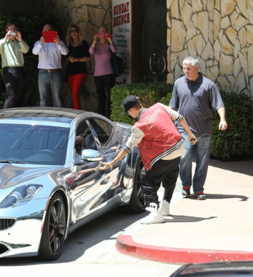 17.05 | Justin Bieber passeando em Los Angeles
