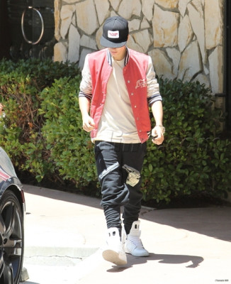 17.05 | Justin Bieber passeando em Los Angeles